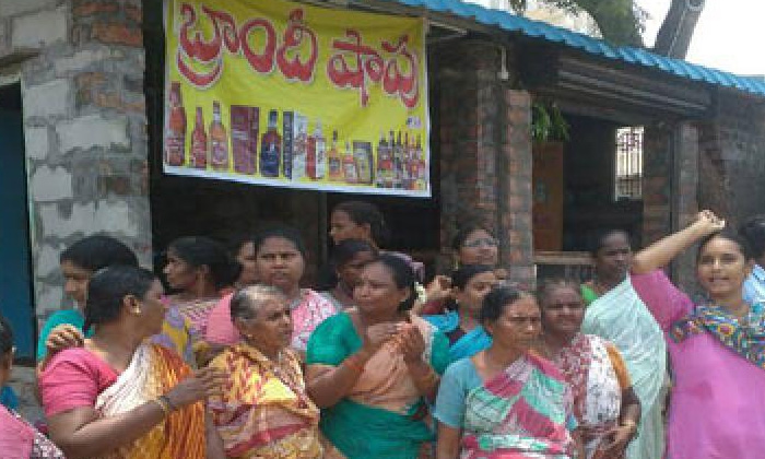  Women's Agitation In Hastinapuram, Hyderabad,wine Shops-TeluguStop.com