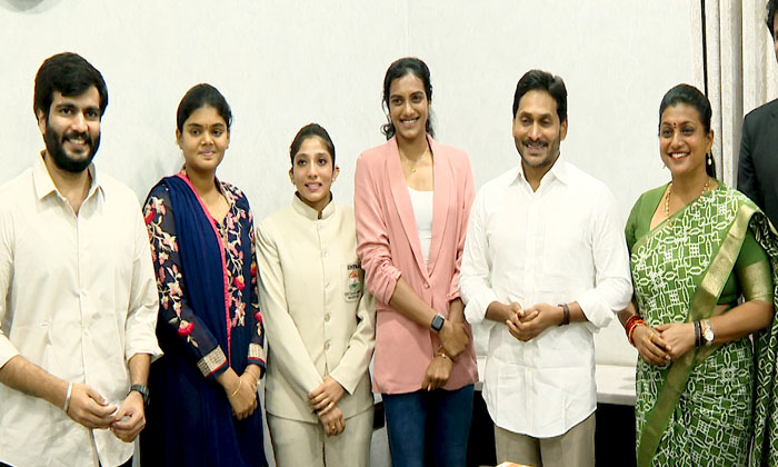  Cm Shri Ys Jagan's Review Of Audham Andhra Program At The Camp Office. Botsa Sa-TeluguStop.com