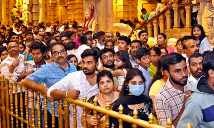  Devotees Rush At Yadadri Temple, Devotees Rush ,yadadri Temple, Sri Lakshmi Nara-TeluguStop.com