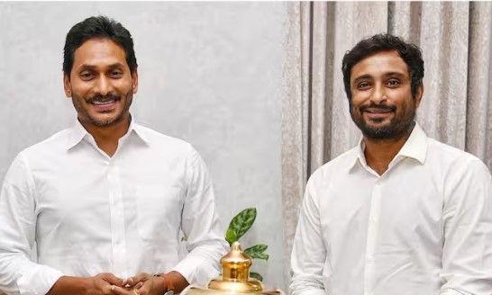  Former Cricketer Ambati Rayudu Met Ap Cm Jagan..!-TeluguStop.com