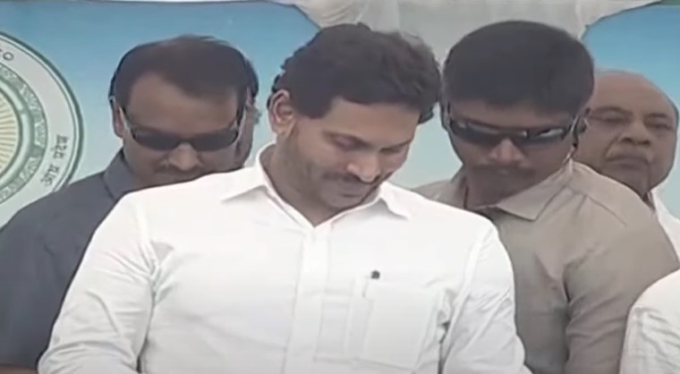  Help For Everyone In Next Four To Five Days..: Cm Jagan-TeluguStop.com