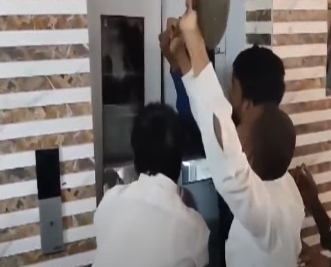  Cantonment Mla Lasya Nandita Stuck In The Lift..!!-TeluguStop.com