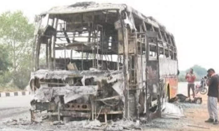  One Died In Private Travel Bus Fire Accident In Nalgonda District, One Died ,pri-TeluguStop.com