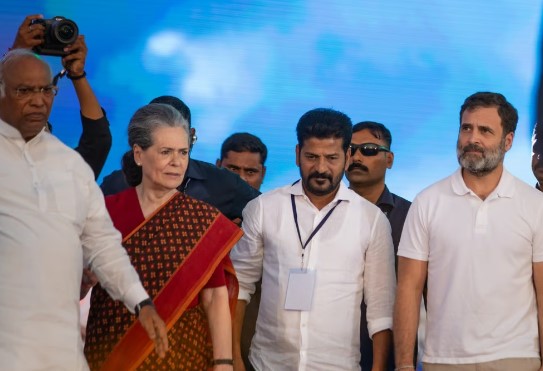  Revanth Reddy Met With Sonia.. Invited To Take Oath Tomorrow..!-TeluguStop.com