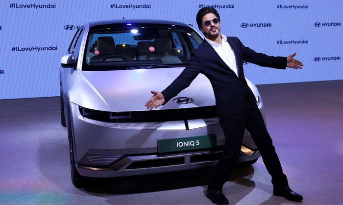  Shahrukh Khan New Hyundai Ioniq 5 Electric Car-TeluguStop.com