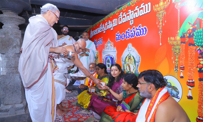  Siricilla Addl Collector Poojari Gautami Darshans Rajanna Temple, Rajanna Sirici-TeluguStop.com