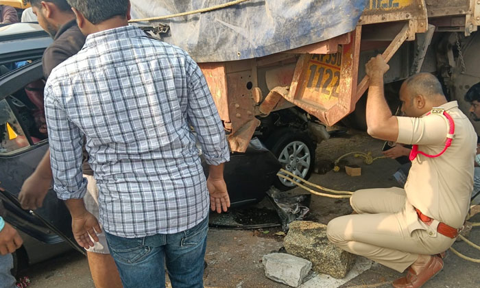  A Car Hit A Parked Lorry From Behind, Gunjalur, Chivvemla Ess Vishnu-TeluguStop.com