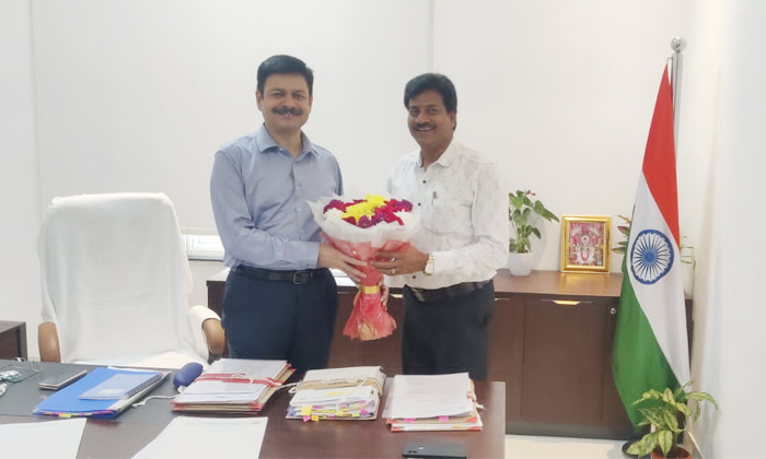  Additional Collector N Khemya Naik Met The Commissioner Of Civil Supplies, Addit-TeluguStop.com