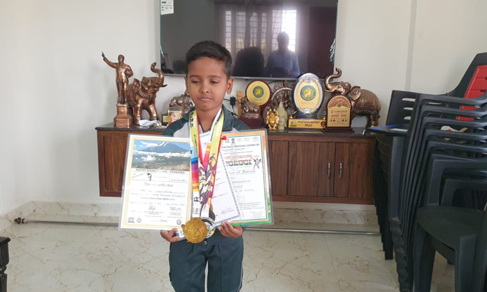 Rage Surya Prasad Award Photos Goes Viral In Social Media Details Here ,rage Sur Rage Surya Prasad Award Photos Goes Viral In Social Media Details Here ,rage Sur-TeluguStop.com