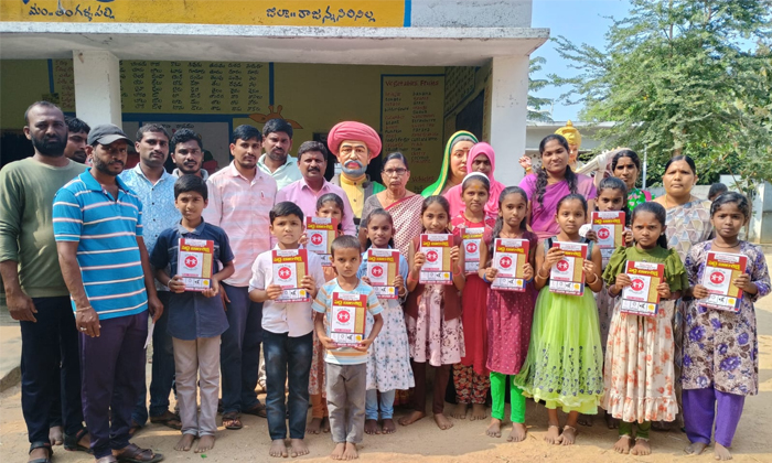  Arkamitra Foundation Distribution Of Pedda Balashiksha Books To Sarampally Prima-TeluguStop.com