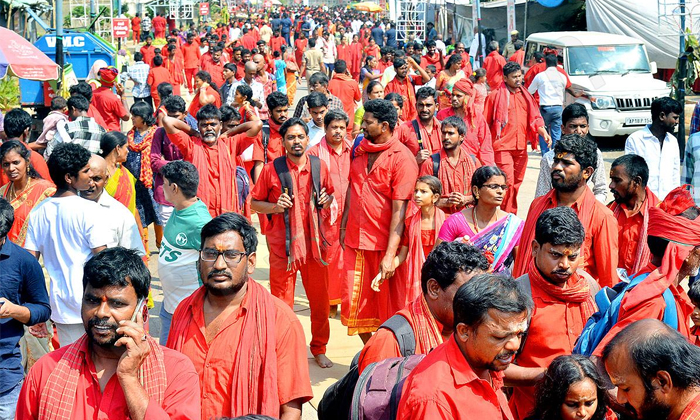  Bhavanis Huge Crowd In Indrakeeladri Temple Details, Bhavani Deeksha, Kanakadurg-TeluguStop.com