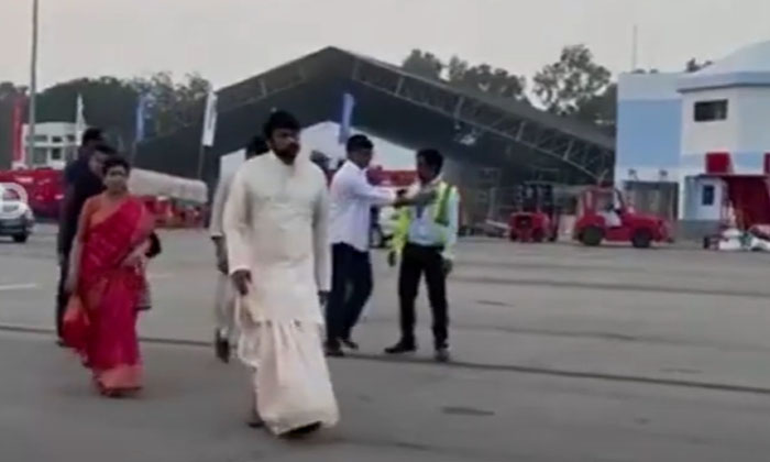  Chiranjeevi Ramcharn Gets A Warm Welcome To Ayodhya , Ramcharan, Chiranjeevi, Su-TeluguStop.com