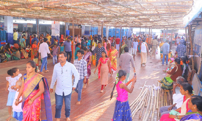  Crowd Of Devotees In Rajanna Temple , Rajanna Temple, Sri Rajarajeswara Swamy-TeluguStop.com