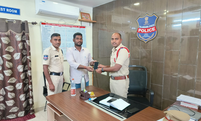  Ellareddypet Police Found And Handed Over The Lost Mobile Phone, Ellareddypet Po-TeluguStop.com