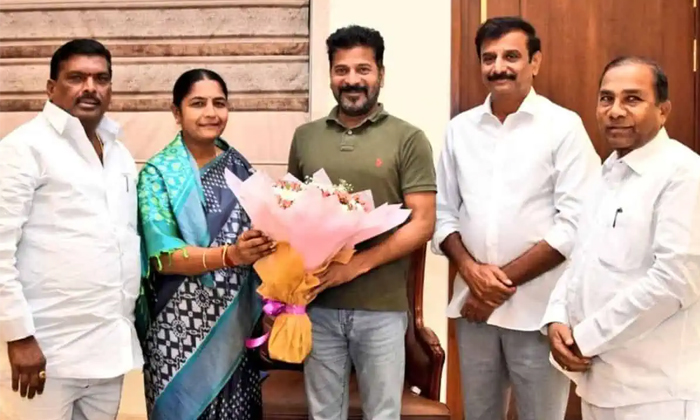  Four Brs Mlas Met Cm Revanth Reddy At His Residence Details, Brs, Congress, Cm R-TeluguStop.com