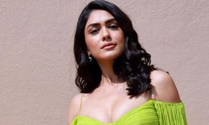  Mrunal Thakur Comments Goes Viral About Industry Details Here Goes Viral,mruna-TeluguStop.com