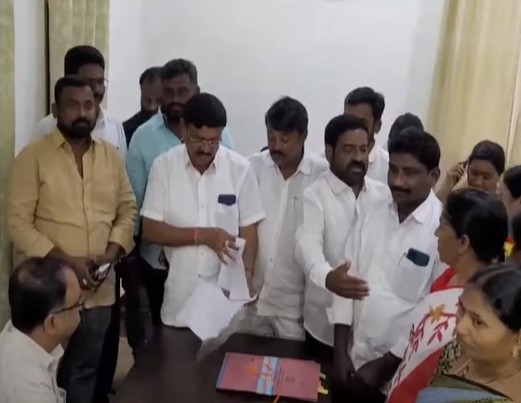  Disbelief Politics In Jammikunta Of Karimnagar District..!-TeluguStop.com