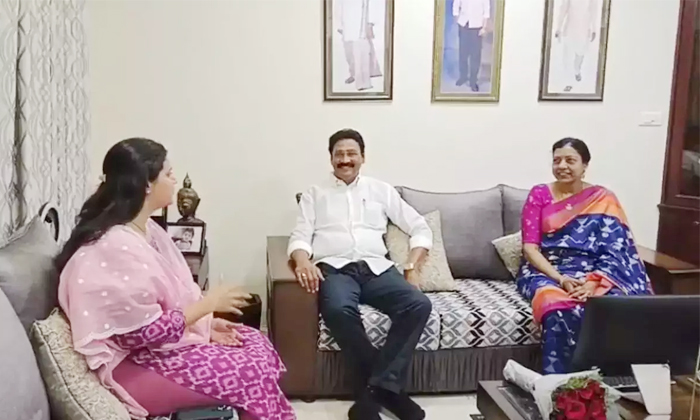  Kesineni Swetha Met Mla Gadde Ram Mohan, Kesineni Swetha , Mla Gadde Ram Mohan,-TeluguStop.com