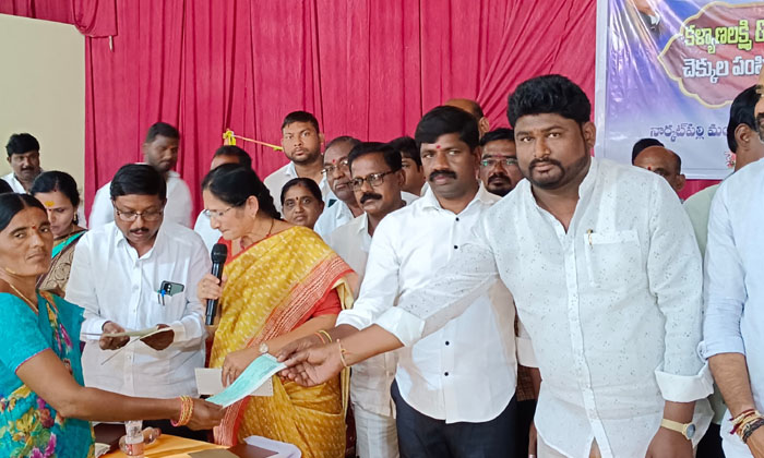  Mla Vemula Veeresham Distributed The Cheques Nakrekal Assembly Constituency, Ve-TeluguStop.com