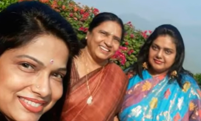 Telugu Actressravali, Haritha, Ravali, Ravali Mother, Tollywood, Vijayalakshmi-T