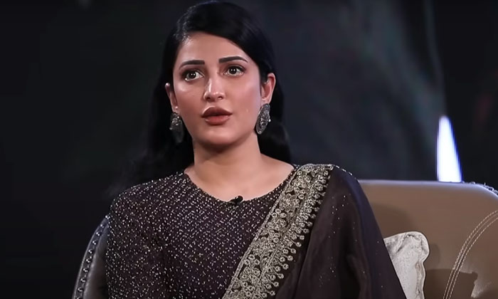  Shruthi Hassan Interview With Salaar Team, Shruthi Hassan, Prabhas, Social Media-TeluguStop.com