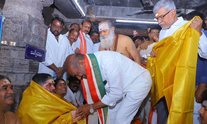  Minister Ponnam Prabhakar Who Also Visited Sri Raja Rajeshwara Swami Temple, Sr-TeluguStop.com