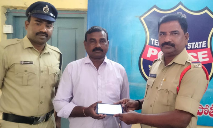  Vemulawada Rural Police Recovered The Lost Phone With Ceir Technology And Return-TeluguStop.com