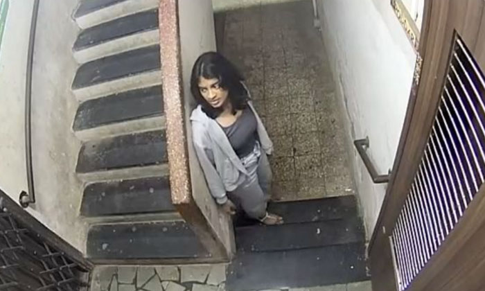  Viral Mumbai Girls Creating A Huddle By Ringing Door Bells , Mumbai, Girls Prank-TeluguStop.com