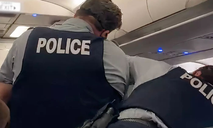  A Shock To The Air Canada Flight Crew A 16-year-old Boy Attacked A Family Member-TeluguStop.com