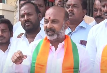  There Is A Conspiracy To Overthrow The Congress Government..: Bandi Sanjay-TeluguStop.com