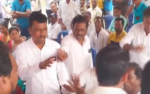  Clash Of Congress Leaders In Bayyaram Of Mahabubabad District..!!-TeluguStop.com