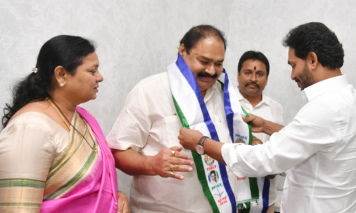  Former Tdp Mla Swami Das Joins Ycp Party, Ysrcp, Kesineni Nani, Former Tdp Mla S-TeluguStop.com