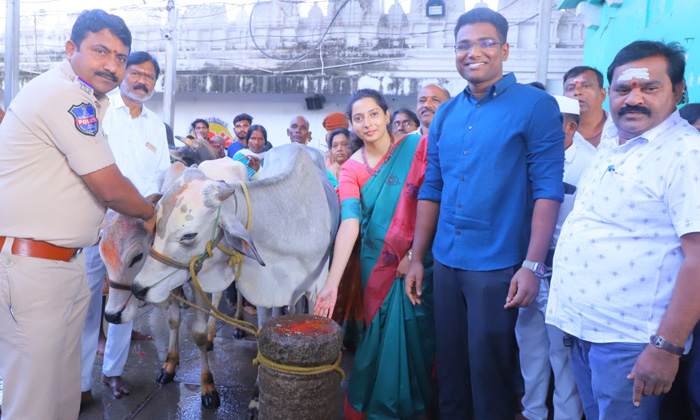  Ips Rahul Reddy Additional Collector P Gautami Visited Vemulawada Temple, Ips Ra-TeluguStop.com