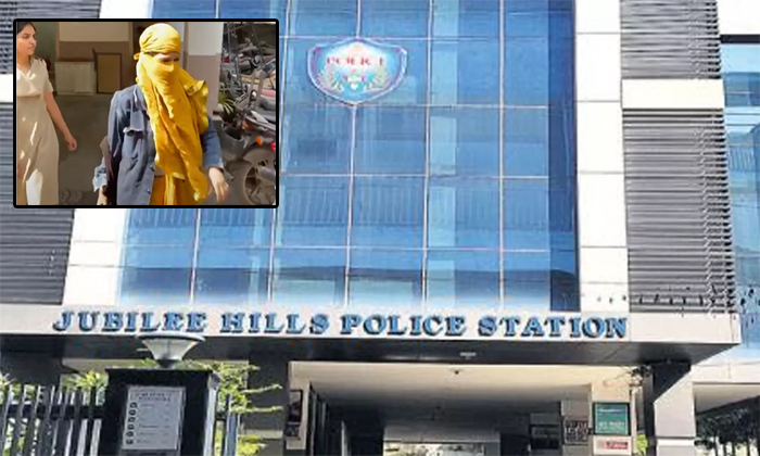  Jubilee Hills Police Arrest Woman For Blackmailing Motorists And Collecting Mone-TeluguStop.com