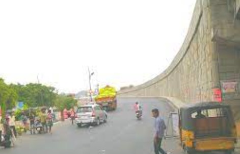  Tension On Vijayawada Krishna Lanka Road-TeluguStop.com