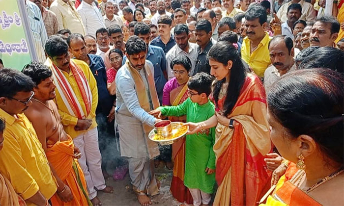  Nara Lokesh Family Special Pooja In Mangalagiri, Nara Lokesh, Nara Lokesh Family-TeluguStop.com