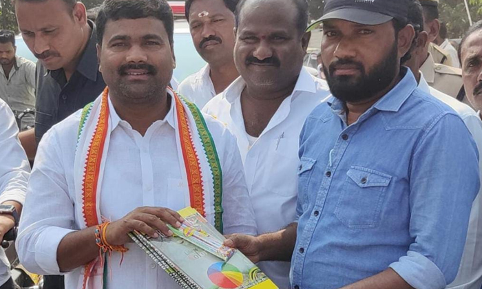  Mla's Idea Of ​​providing Pens And Books For The Education Of Poor Students-TeluguStop.com