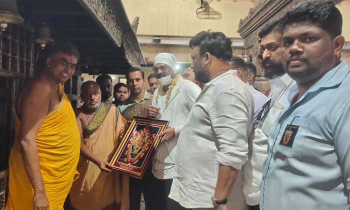 Prabhas Special Pooja Sri Durga Parameshwari Temple Mangalore-TeluguStop.com