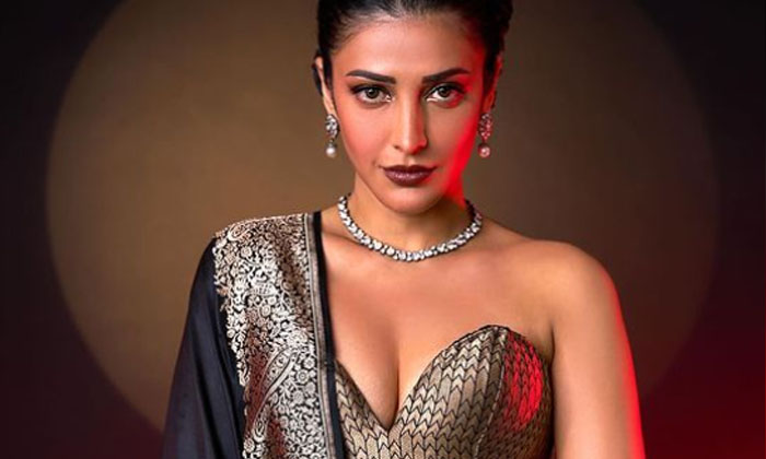  Star Heroine Shruti Haasan Goes Bold Latest Look Getting Viral-TeluguStop.com