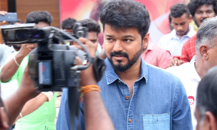  Tamil Star Hero Vijay Throwing A New Party-TeluguStop.com