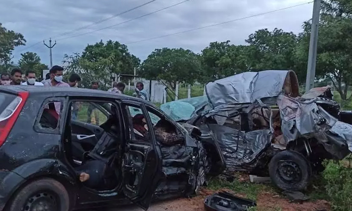  A Car Accident In Emmiganoor Of Kurnool District-TeluguStop.com