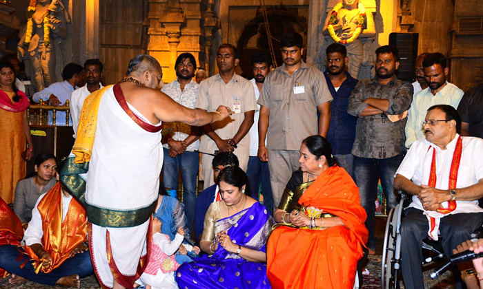  Cm Revanth Reddy Wife Geetha Special Pooja In Yadadri, Cm Revanth Reddy,cm Revan-TeluguStop.com