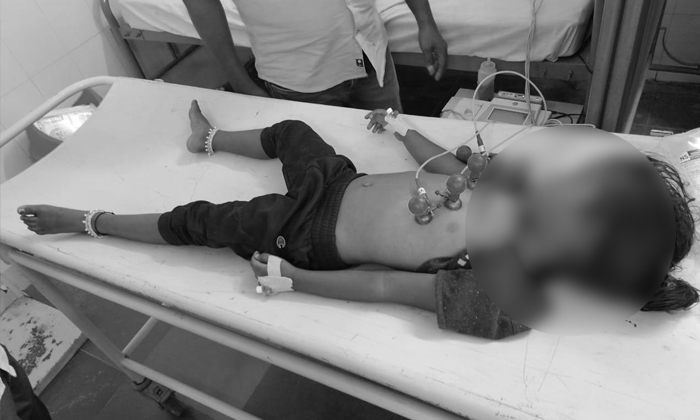  Child Died Of Snakebite, Child Died ,snakebite, Mythili, Garidepalli Sathish, Sw-TeluguStop.com