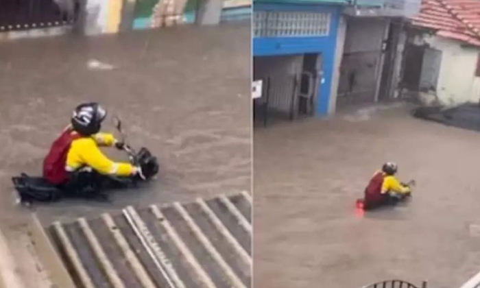  Man Turns Bike Into Boat Amid Delhi Rains Viral Video-TeluguStop.com