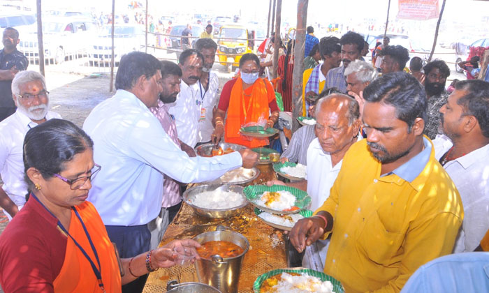  Food Distribution Program By Sri Ayyappa Annadana Seva Samiti Sirisilla To Devot-TeluguStop.com