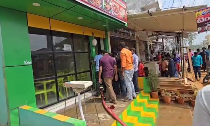  Gas Cylinder Exploded At Biryani Centre, Gas Cylinder Exploded ,biryani Centre,-TeluguStop.com