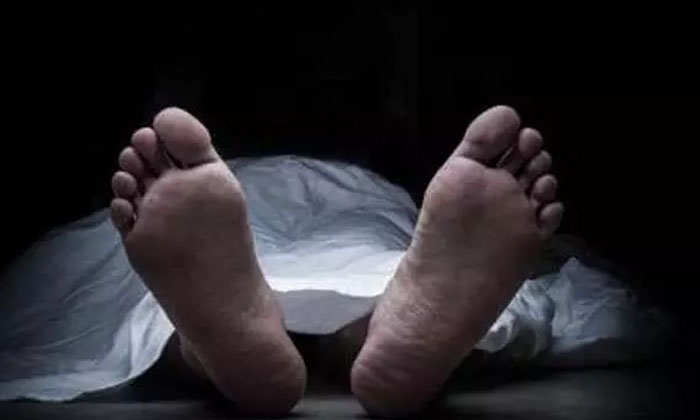  Two People Died In Road Accident In Hyderabad-TeluguStop.com