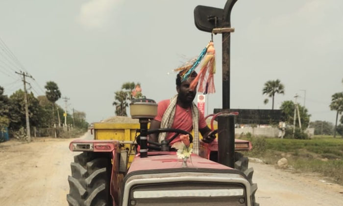  Illegal Transport Of Sand With Mla Doll To The Tractor , Vemulapally, Mla Doll,-TeluguStop.com