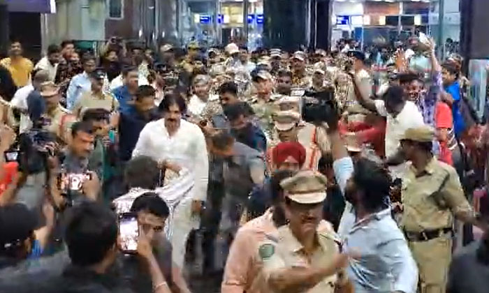  Janasena Chief Pawan Kalyan Reached Visakhapatnam Airport , Visakhapatnam Airpo-TeluguStop.com