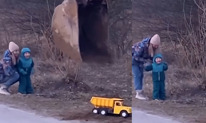  Little Kid Reaction To Workers Dumping Mud On Toy Truck Using Jcb Machine,boy An-TeluguStop.com